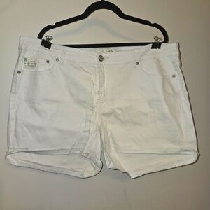 Zanadi White Shorts Size 22W w/ Rhinestone & Threading Details